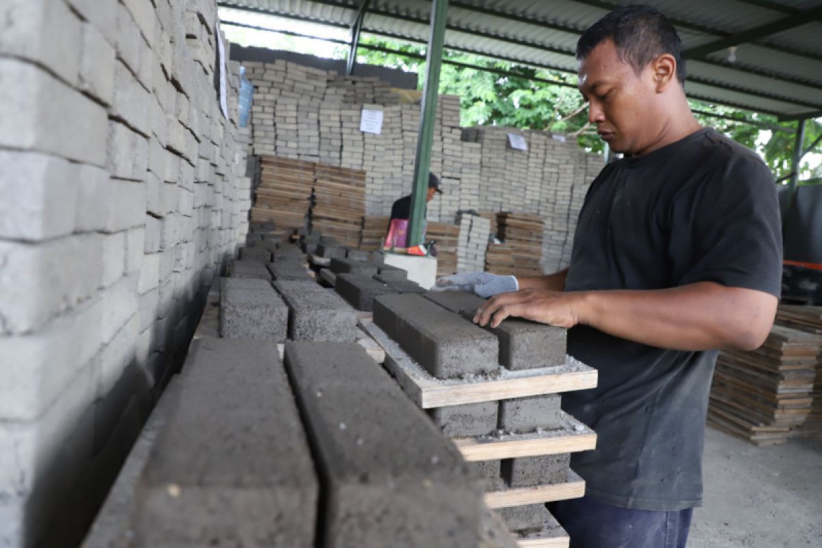 Sebanyak 34 rumah padat karya didirikan di Kota Pahlawan