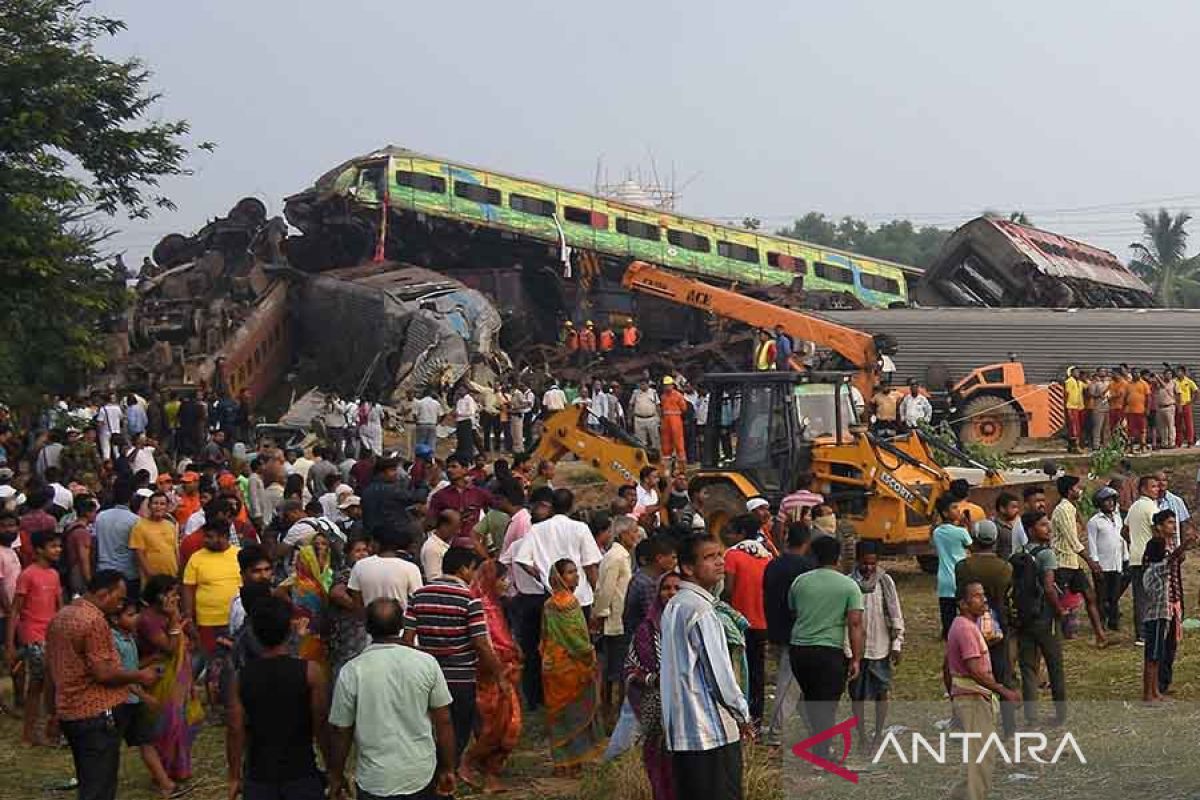 Keluarga diminta identifikasi 100 jenazah kecelakaan kereta di India