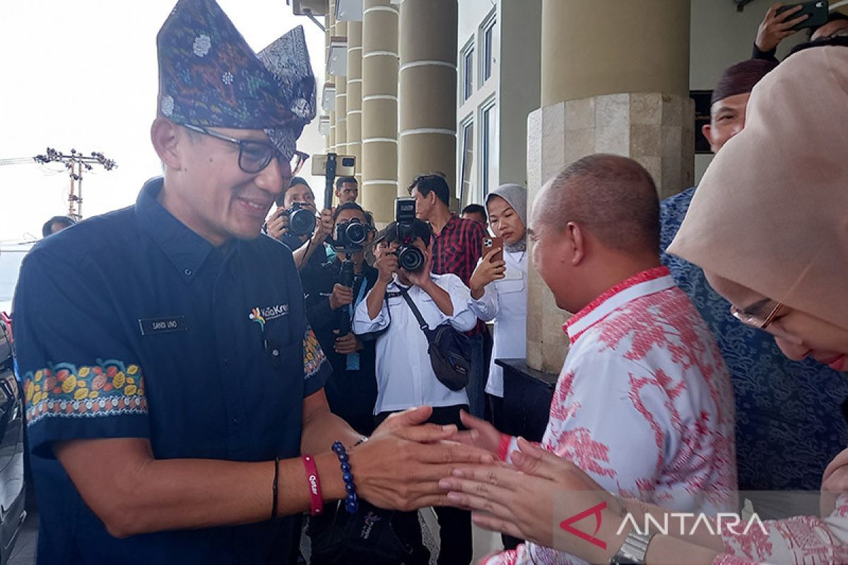 Menparekraf bahas status Bandara  internasional  Belitung di Istana
