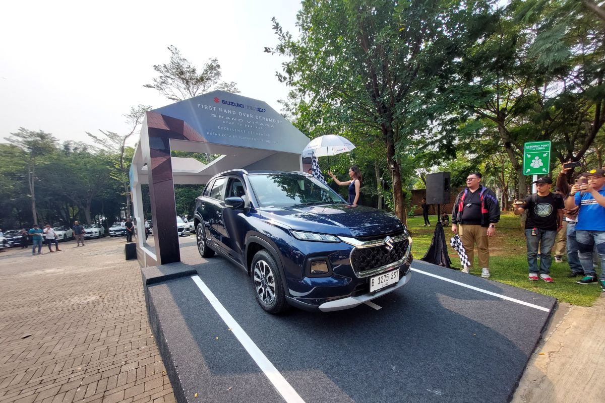Suzuki resmi serahkan unit perdana Grand Vitara kepada konsumen