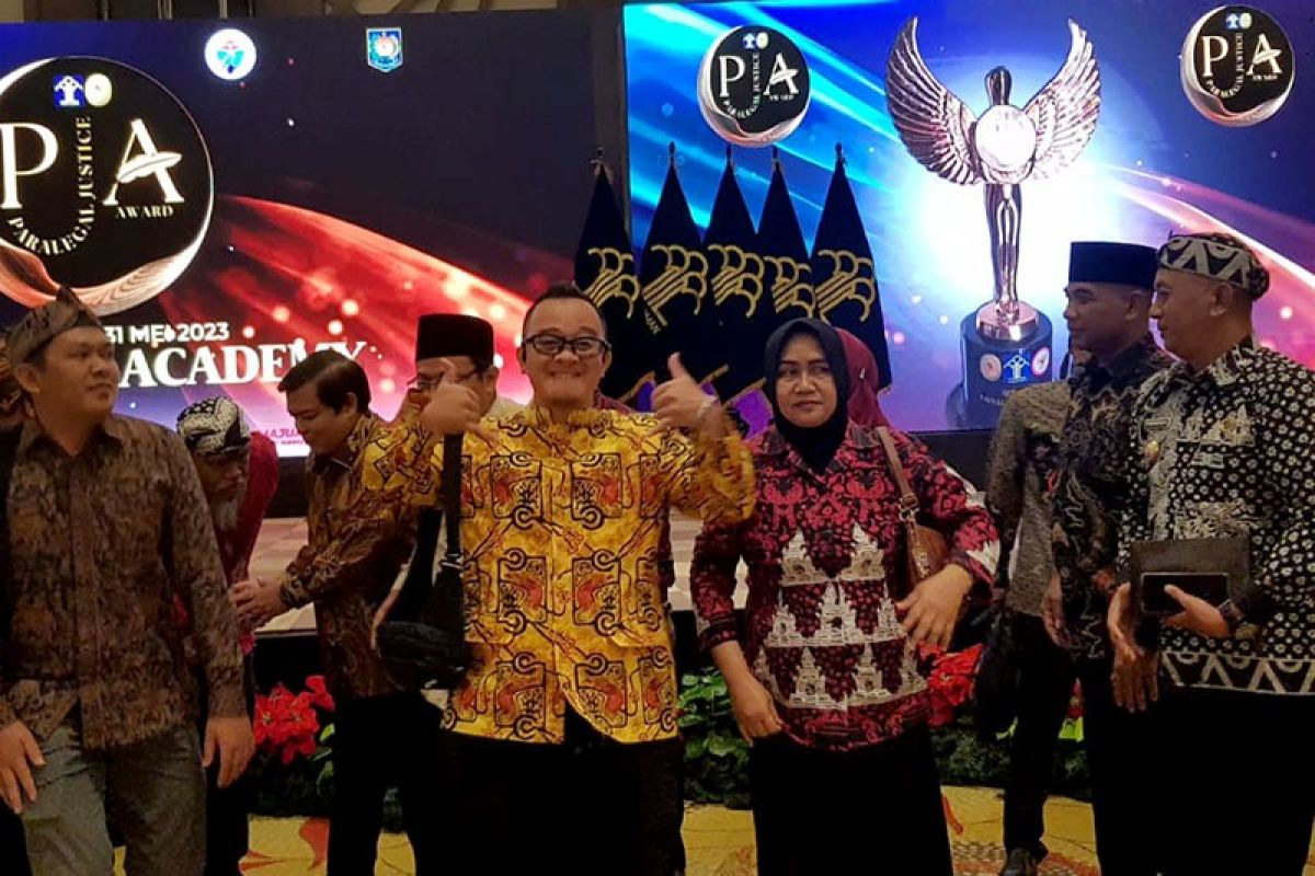 Kades Bawang Banjarnegara raih tiga anugerah Paralegal Justice Award