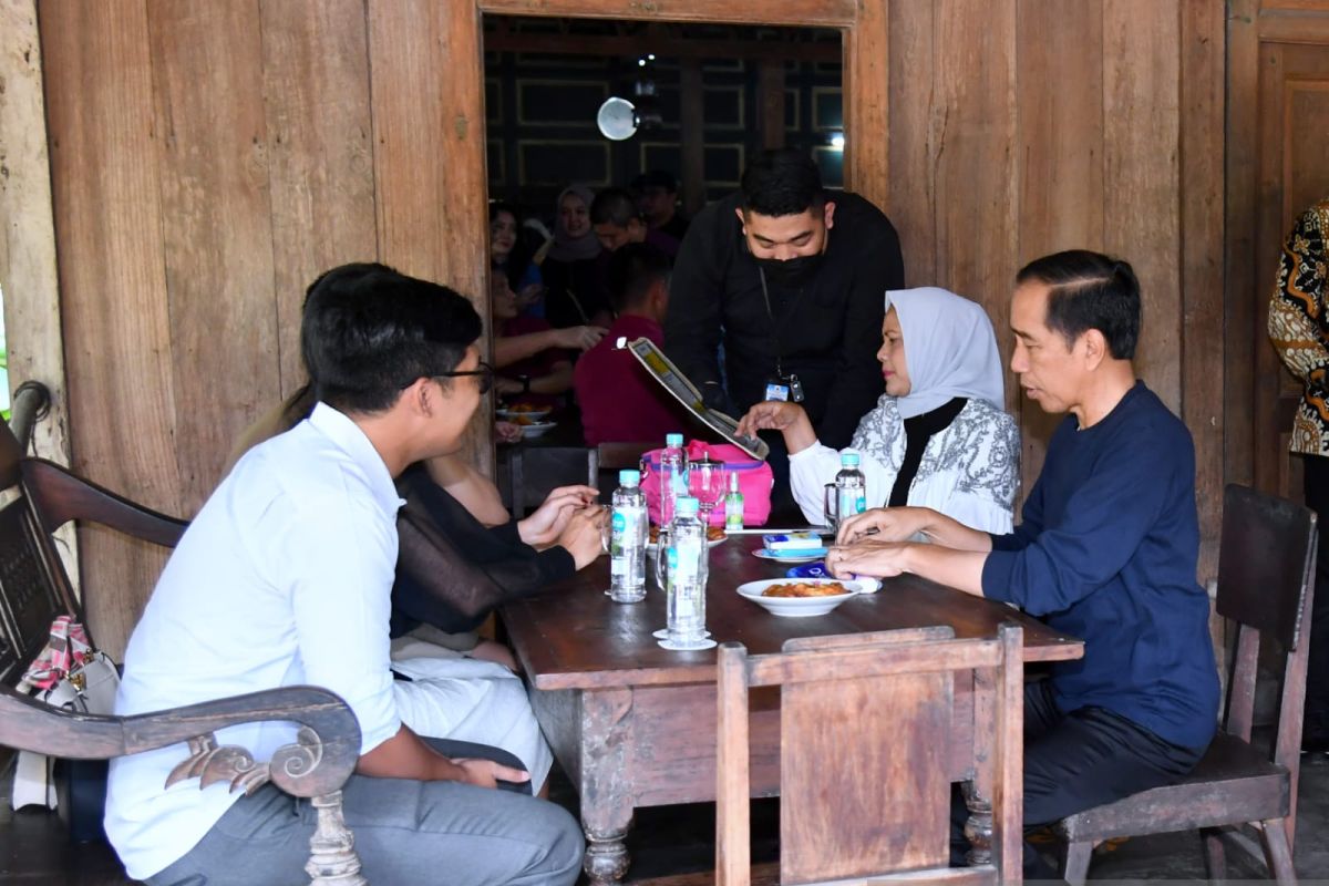 Jokowi beserta keluarga berakhir pekan di Kopi Klotok Yogyakarta