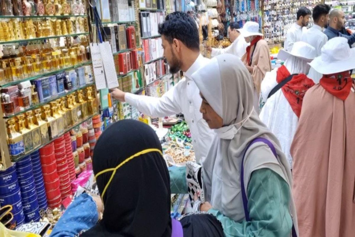 JCH Indonesia menyempatkan belanja oleh-oleh di Madinah sebelum ke Mekkah