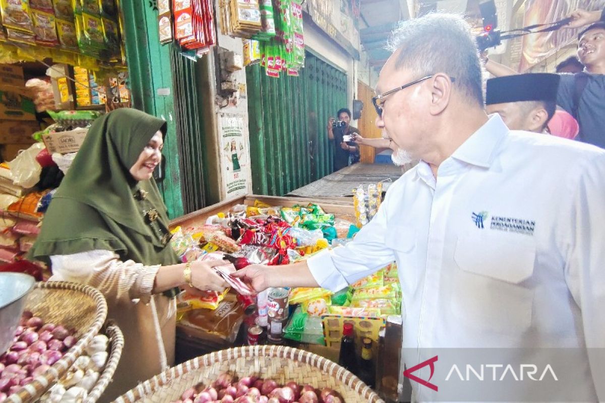 Trade minister distributes aids in Palangka Raya Great Market