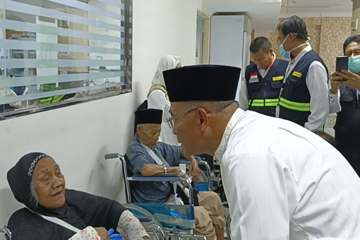 Minister suggests incentives for volunteers helping elderly pilgrims