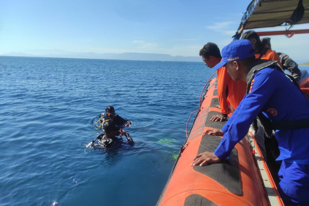 Tim SAR cari tiga wisatawan hilang di Pantai Menangis Lotim