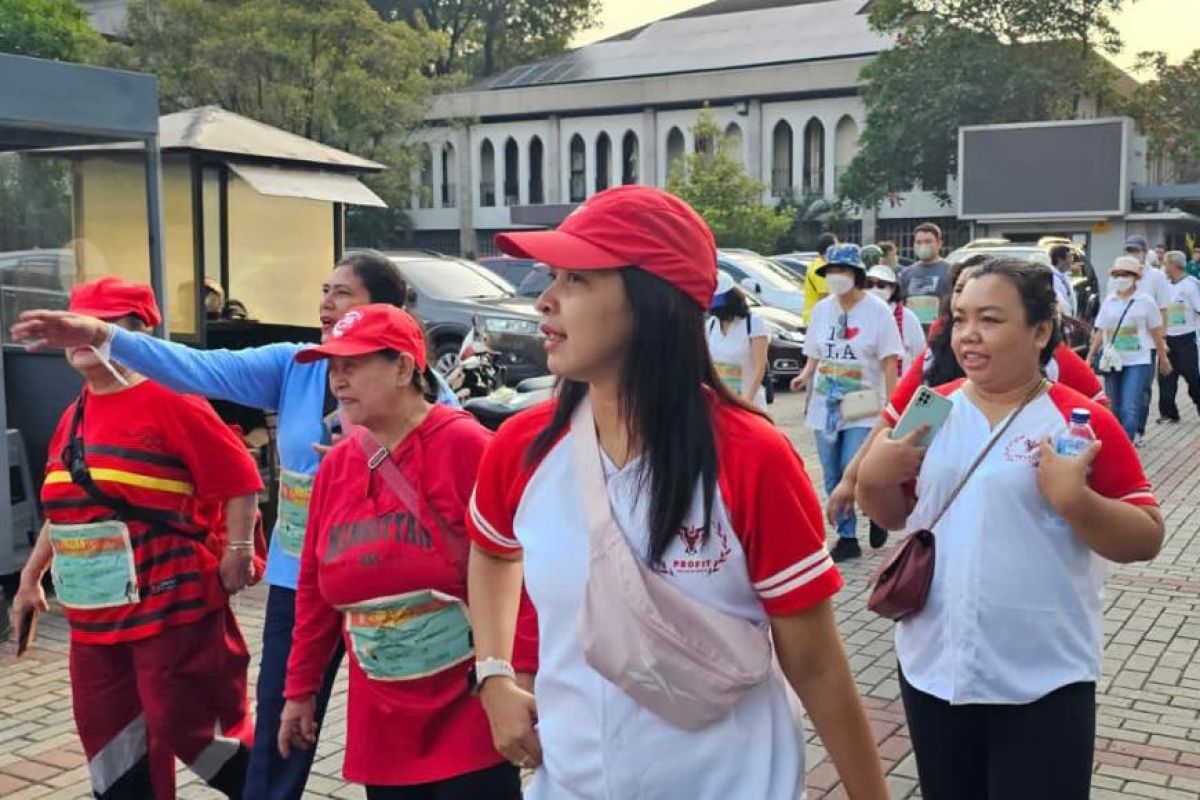 Seratus lansia ikut jalan santai sosialisasikan hidup sehat di Jakpus