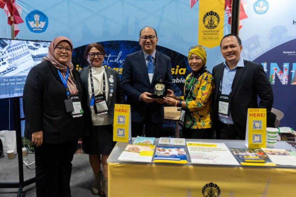 Indonesian Ambassador visits UI stand at 2023 NAFSA in US
