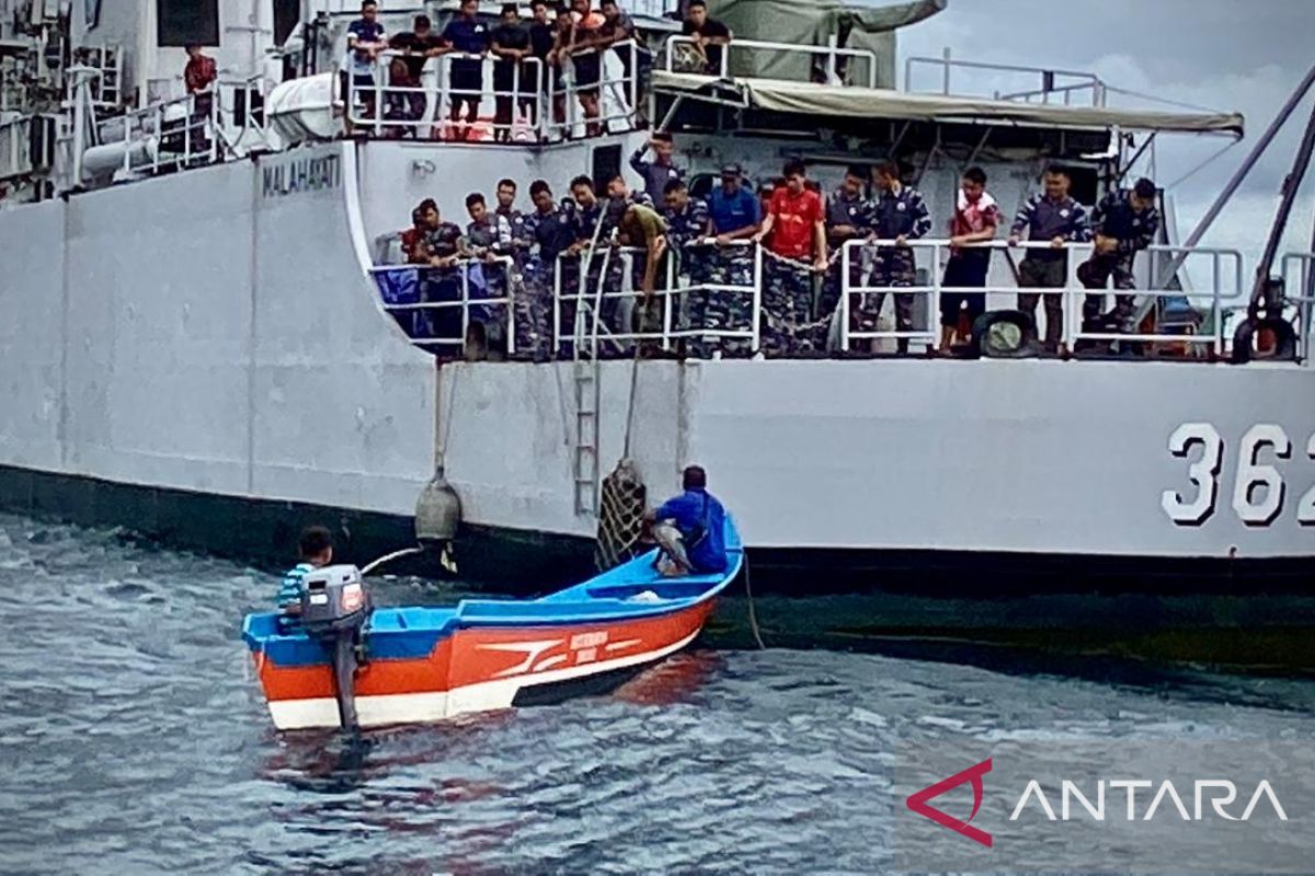 KRI Malahayati selamatkan warga yang kapalnya rusak saat patroli