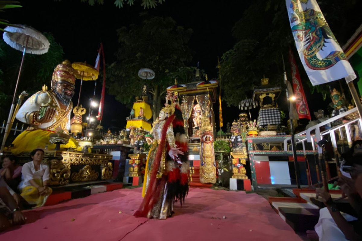 Didik Nini Thowok meriahkan pagelaran tari di Kediri