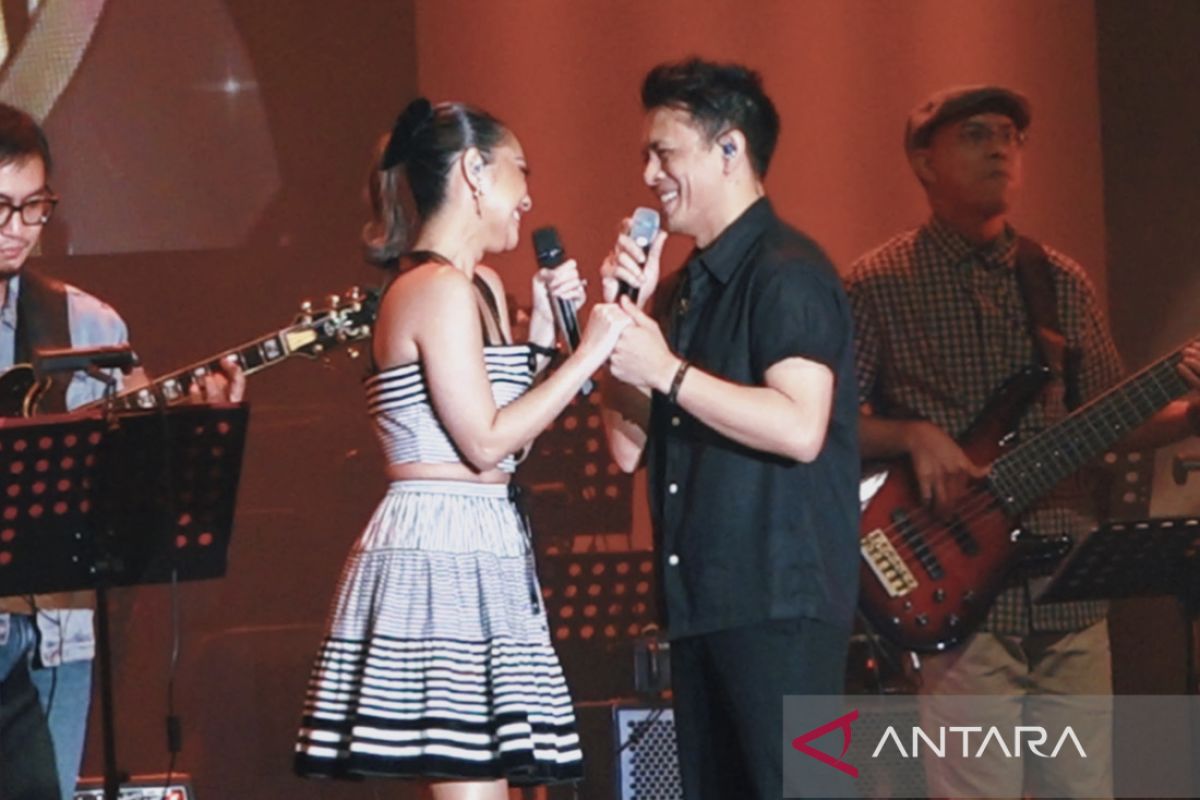 Penyanyi BCL dan Ariel tampil mesra berdansa di Java Jazz Festival 2023