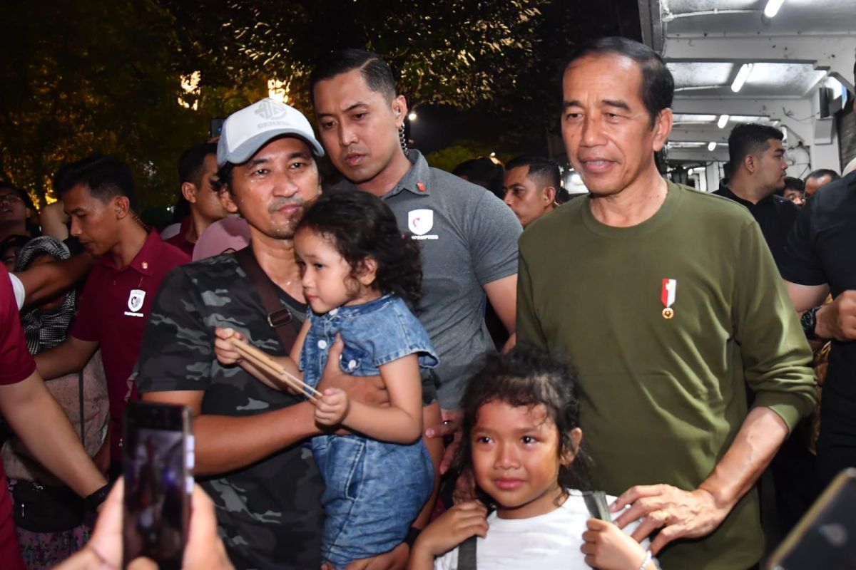 Presiden Jokowi sapa masyarakat di kawasan Malioboro Yogyakarta