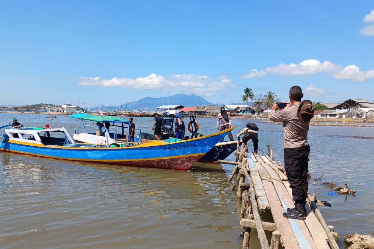 Perahu pemancing dihantam ombak hingga karam di Perairan Gili Banta Bima