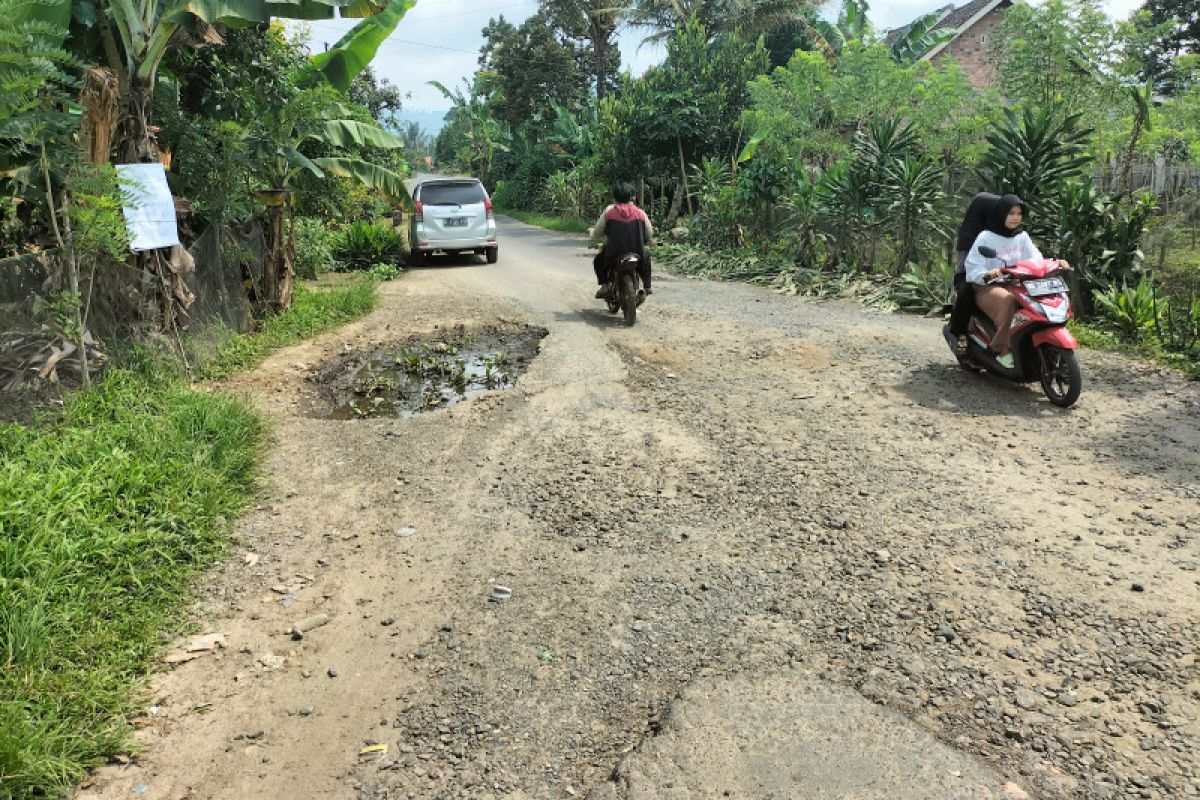 Jalan penghubung antarkecamatan di Lampung Barat rusak parah