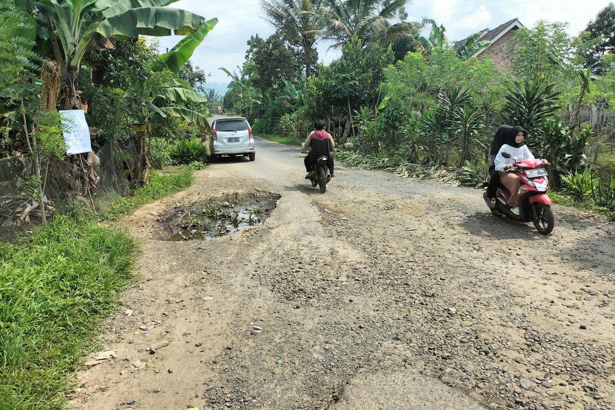 Jalan penghubung antar kecamatan di Lampung Barat rusak parah