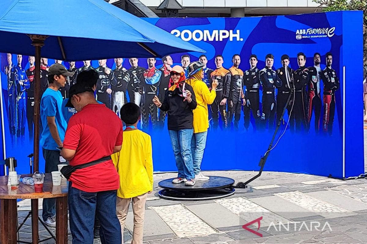 Sebagian penonton Formula E serbu "Photo Booth" 360 derajat di Ancol