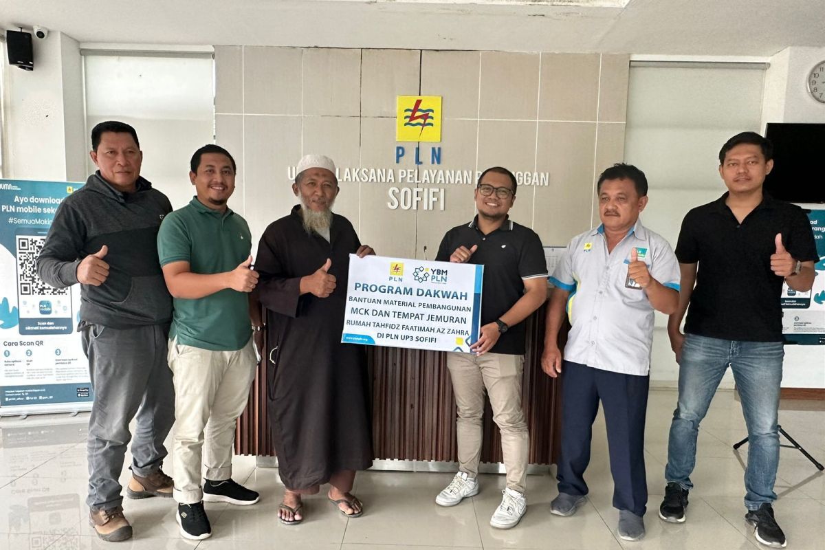 PLN UP3 Sofifi serahkan bantuan sosial ke rumah  ibadah