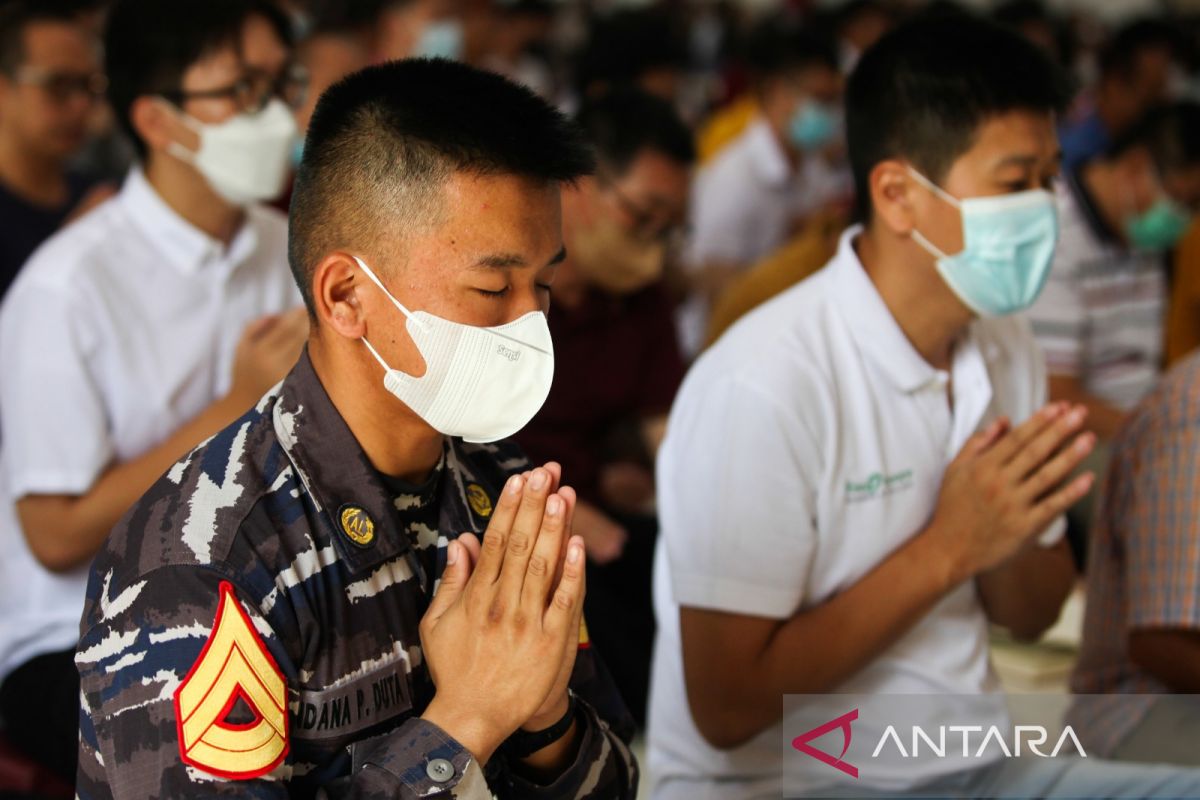 Ratusan umat Buddha rayakan Waisak di Vihara BDC Surabaya