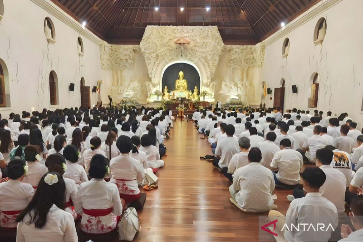 Ribuan umat Buddha di Denpasar ikuti puja bakti Trisuci Waisak 2567 BE