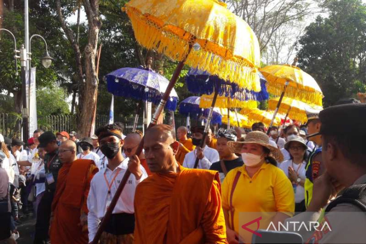 Umat Buddha berjalan dari Candi Mendut ke Borobudur jelang Waisak