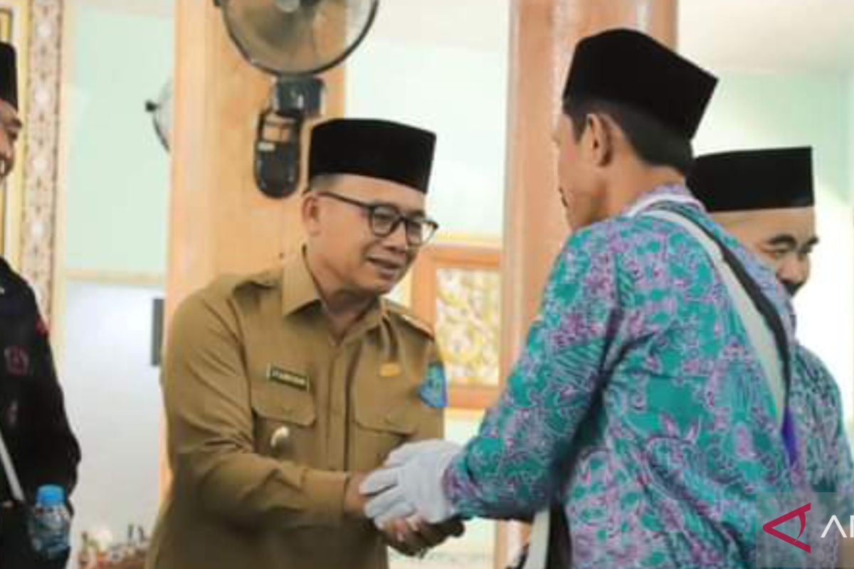 Wabup Bangka melepas jamaah calon haji  rombongan tiga