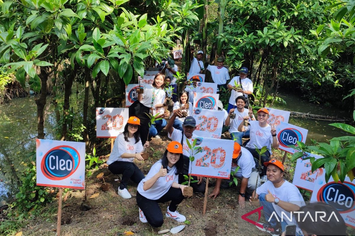 Perusahaan AMDK tanam ribuan bibit pohon mangrove di Surabaya
