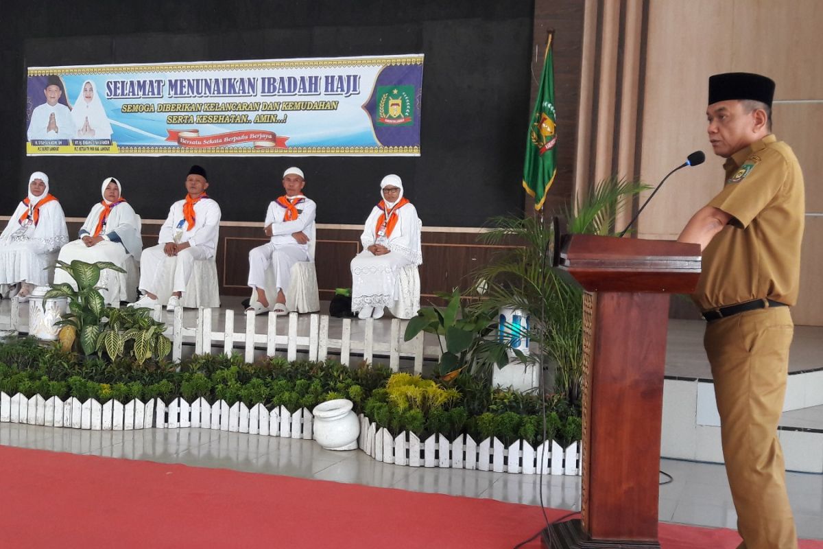 Tujuh calon haji Langkat diberangkatkan menuju asrama haji Medan