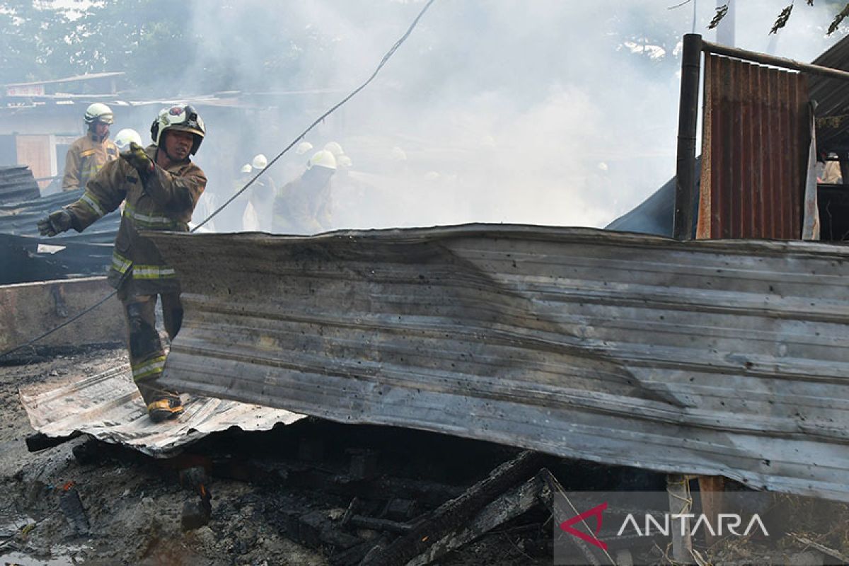 Sebuah bedeng dan mobil ludes terbakar di Jakarta