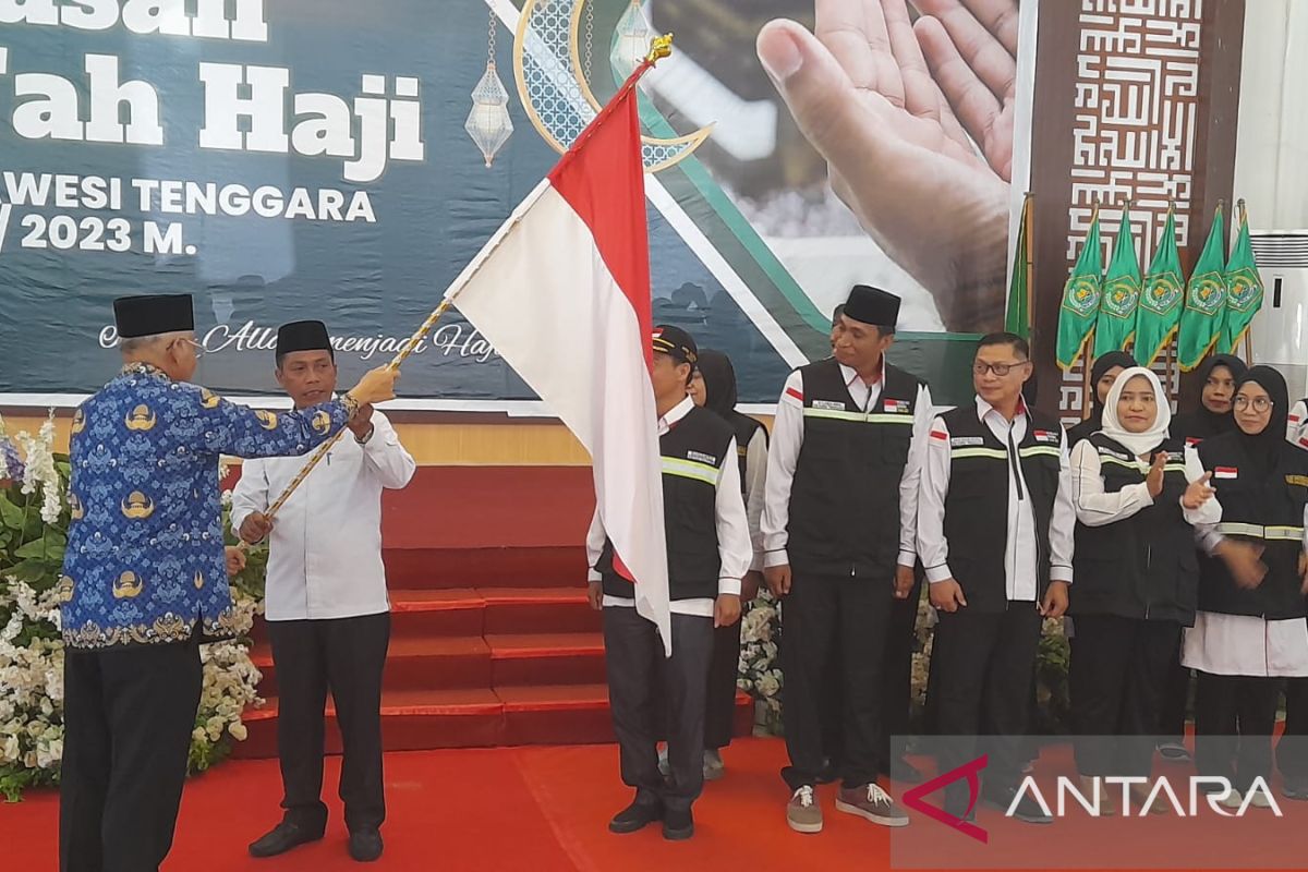 Sekda Sultra lepas keberangkatan 2.044 calon haji