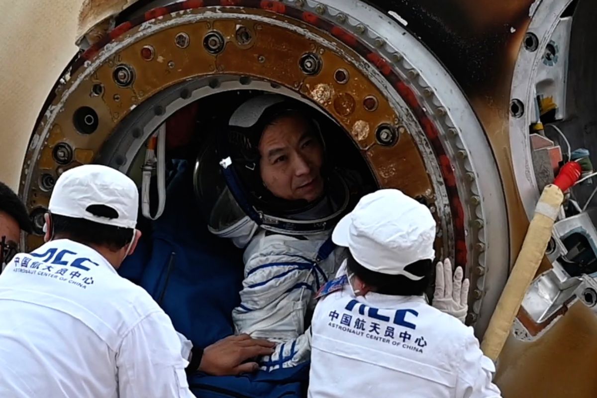 Tiga astronaut Shenzhou-15 China kembali ke Bumi dengan selamat