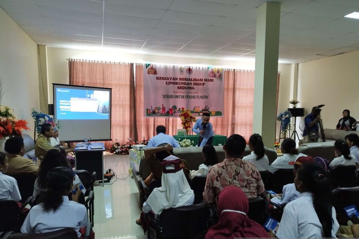 Pemprov PB sosialisasi peduli sampah plastik kepada siswa SD-SMP Manokwari