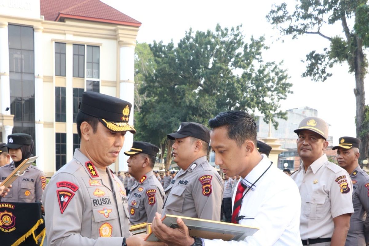 Polda Jambi beri penghargaan kepada personel berprestasi