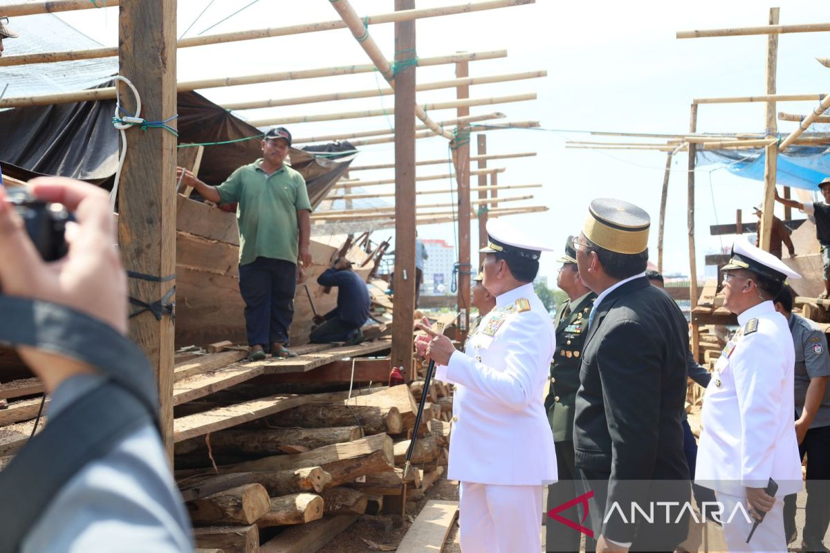 Panglima TNI melihat langsung pembuatan Kapal Pinisi di CPI Makassar