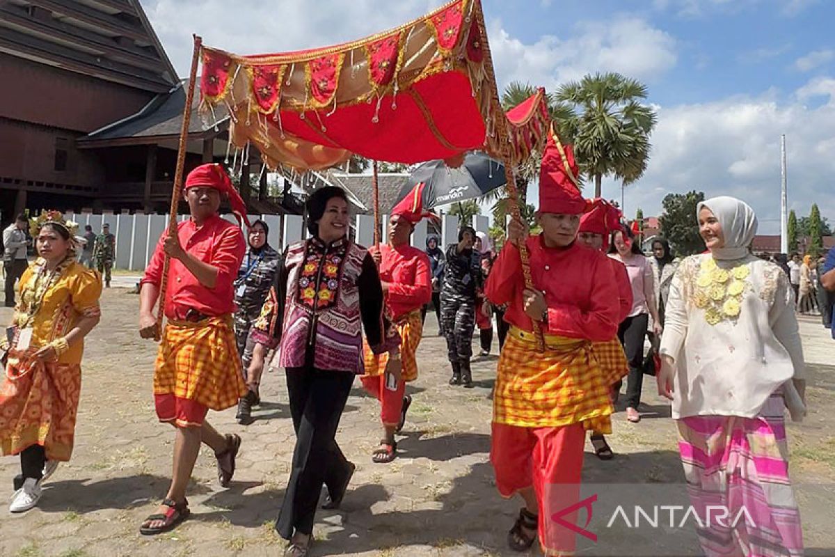 Ketum Dharma Pertiwi dan delegasi MNEK kunjungi istana Balla Lompoa
