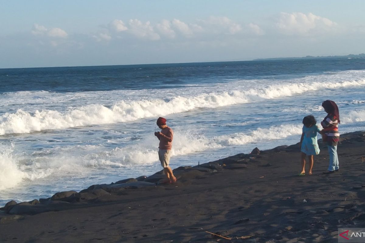 BMKG minta waspadai ombak tinggi empat meter di perairan Bali