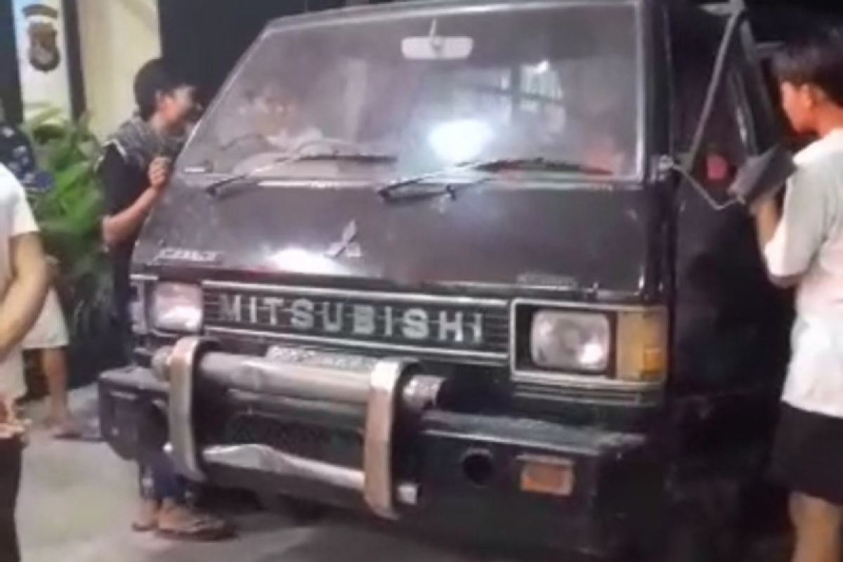 Panik dikejar warga, mobil pencuri sapi tabrak truk di Jalan Raya Kuta Loteng