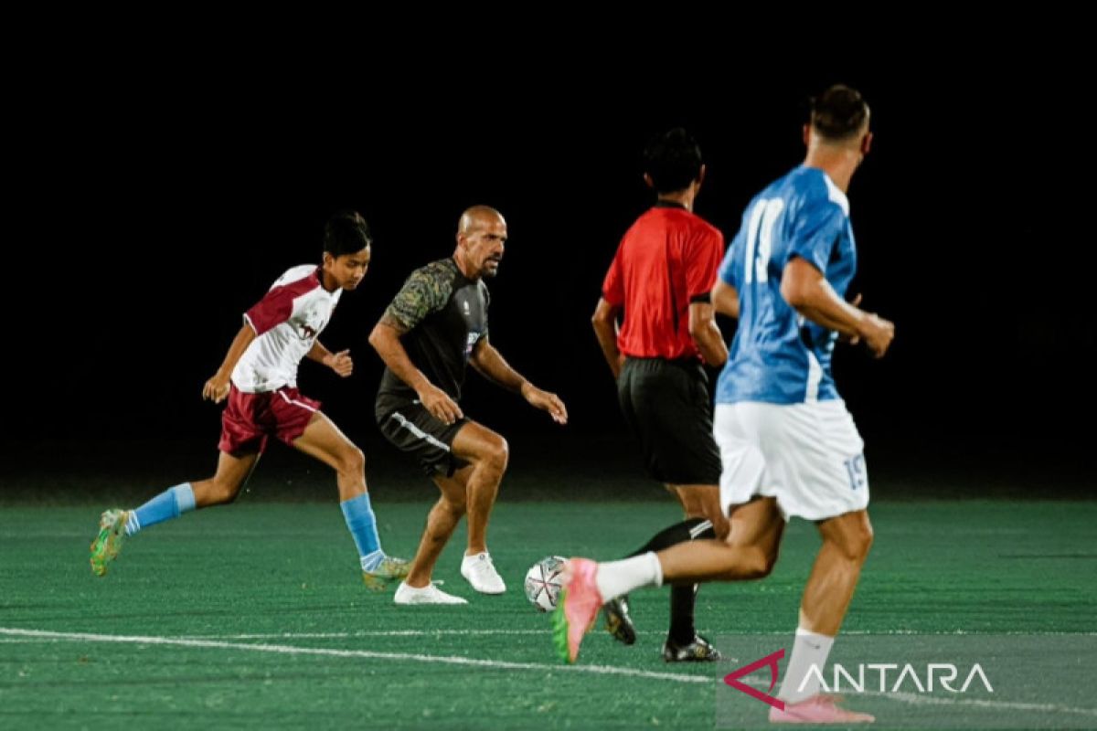 Legenda timnas Argentina Juan Sebastian Veron jajal lapangan latihan Bali United