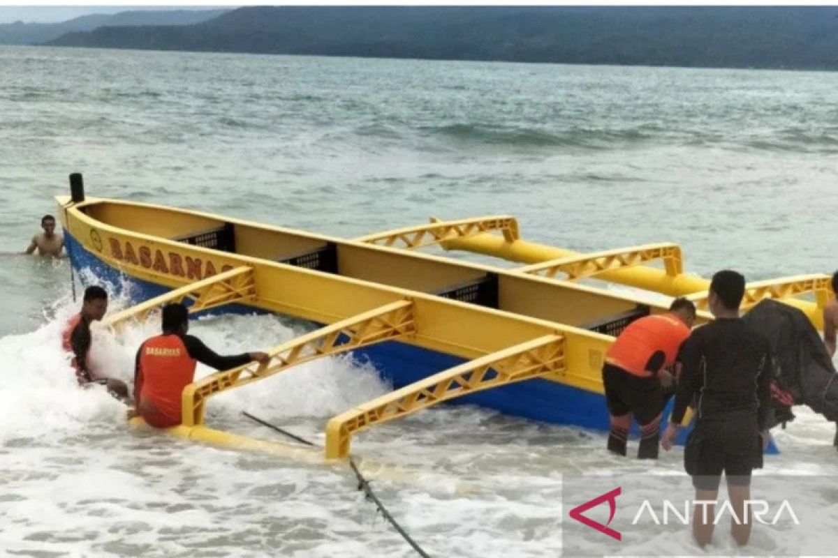 Tim SAR gabungan cari nelayan tenggelam di laut Pesisir Barat