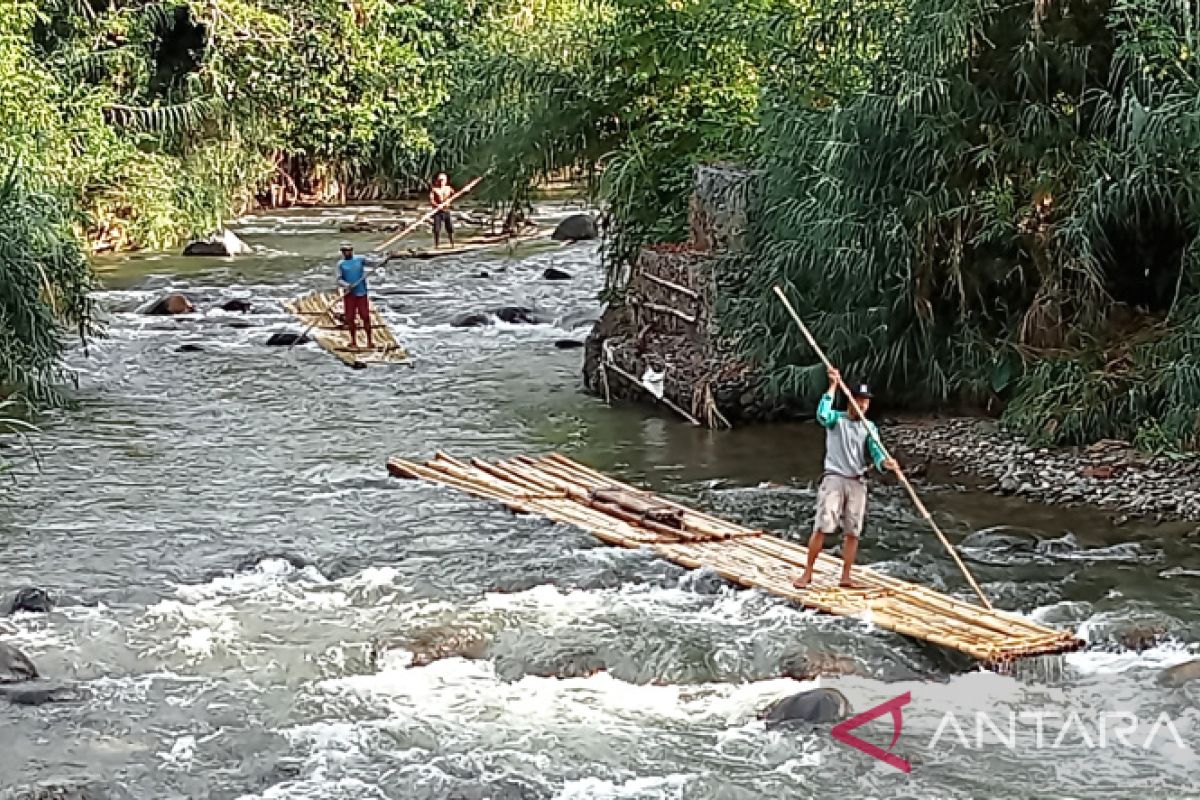 Bamboo rafting Loksado bagian situs keajaiban Geopark Meratus