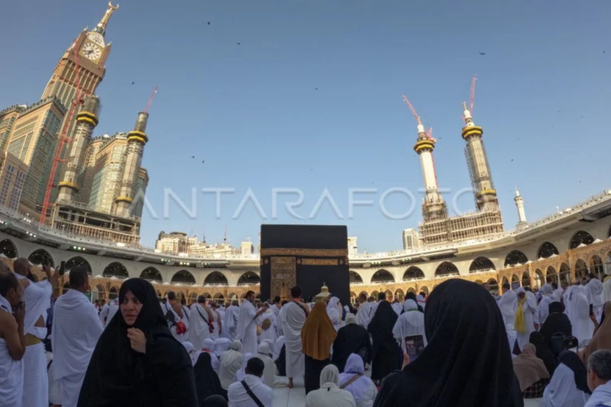 Pilgrims advised against taking too many selfies in front of Kaaba