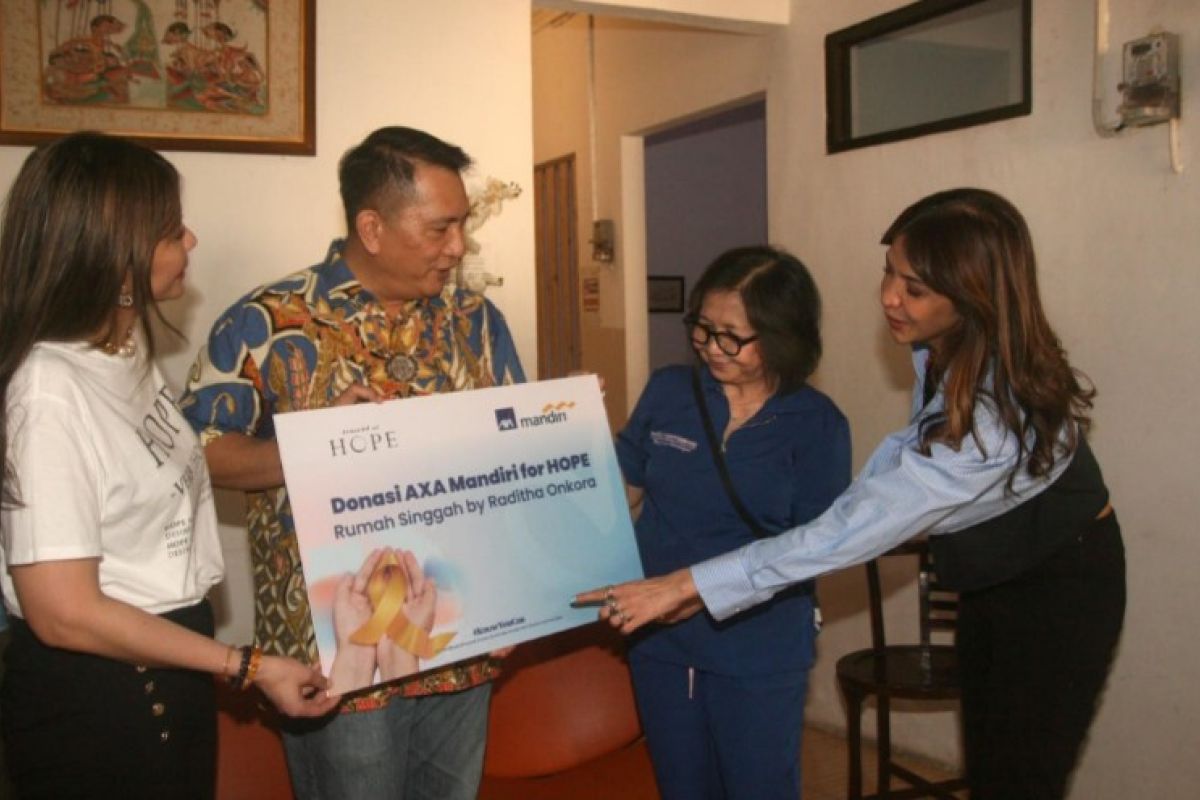 AXA Mandiri salurkan bantuan nasabah bagi penderita kanker