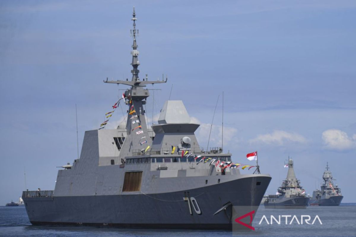 17 armada Kapal Perang Asing berlabuh di Laut Makassar
