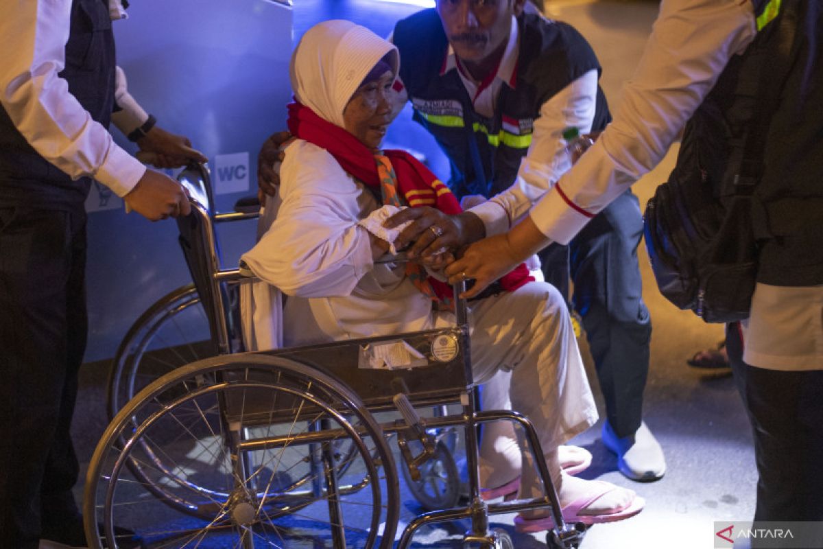 Di Masjidil Haram,  pendorong kursi roda ilegal tak bisa masuk