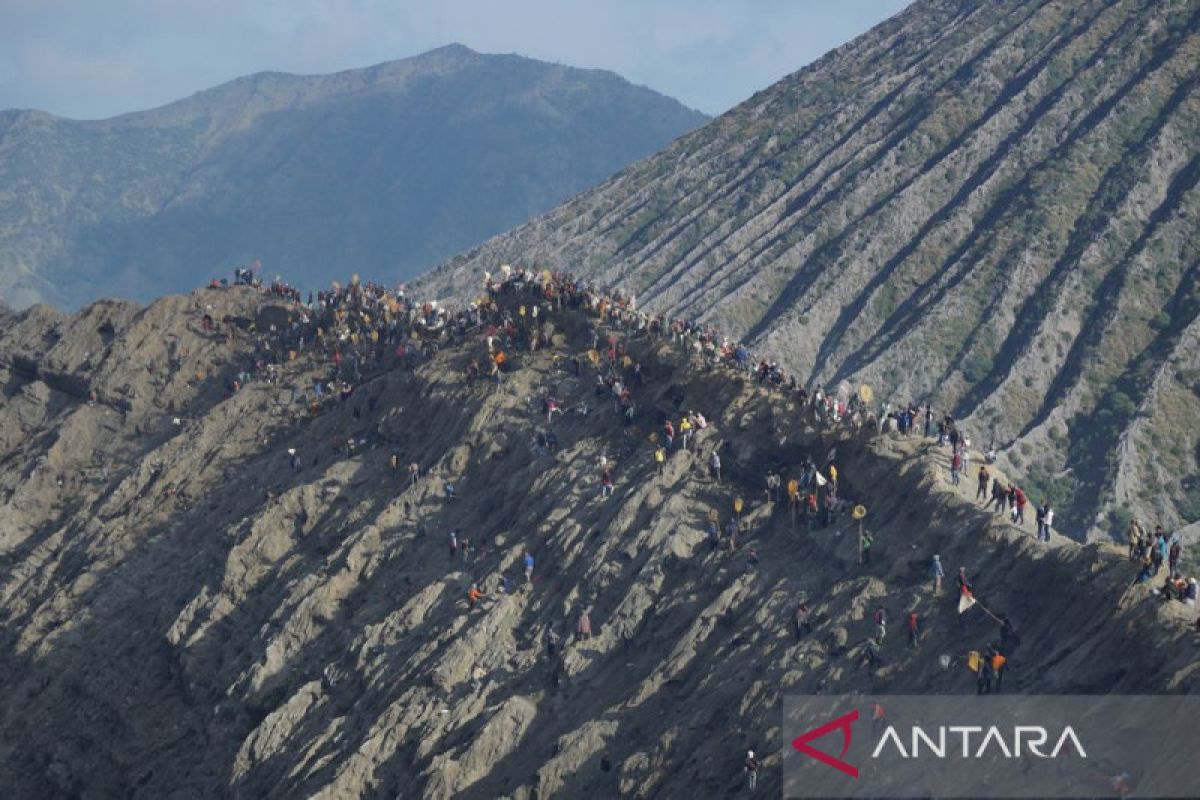 Upacara Adat Yadnya Kasada Di Gunung Bromo - ANTARA News