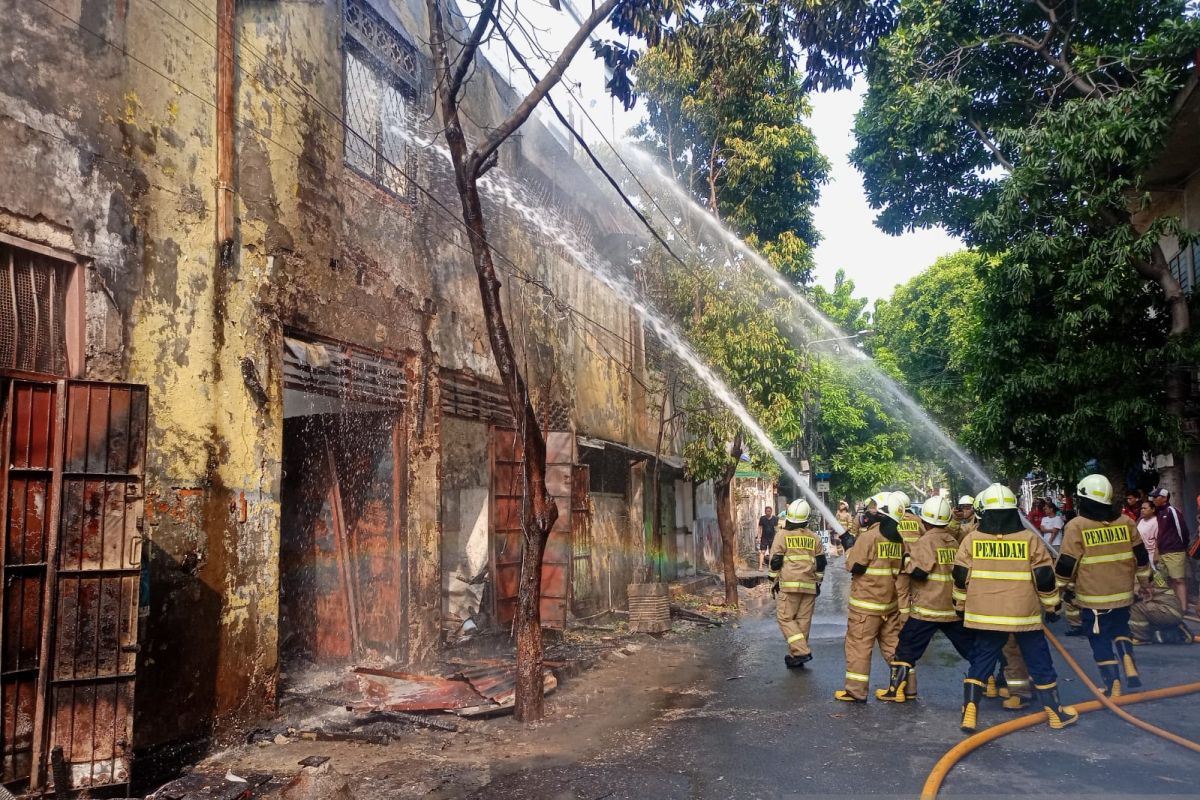 Warkop mi ayam di Kramat Senen terbakar