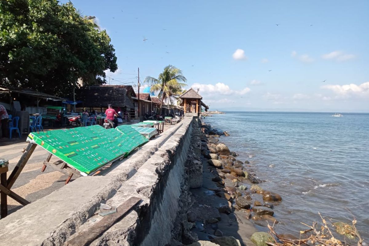 Pemkot Mataram pasang tanggul Ban Insang antisipasi abrasi pantai 