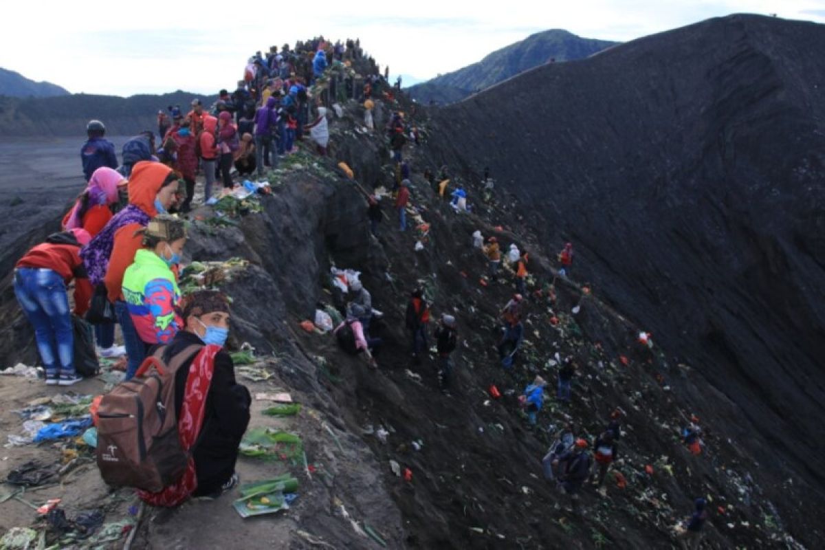 Warga Tengger melarung hasil bumi ke kawah Gunung Bromo pada Yadnya Kasada