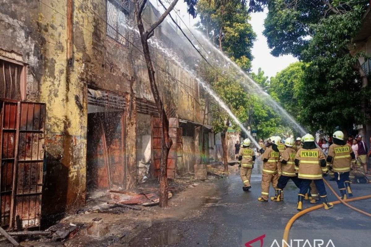 Kebakaran landa sebuah warkop mi ayam di Kramat Senen akibat selang kompor