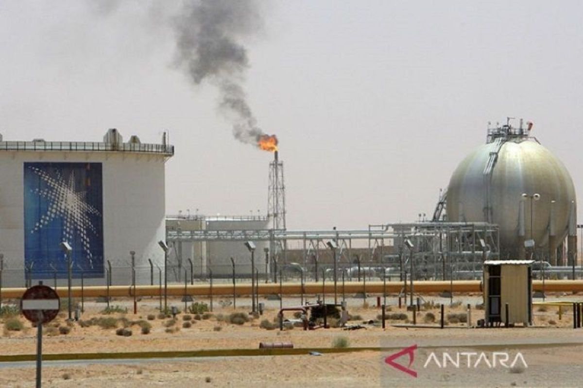 Harga minyak melonjak di Asia, Saudi akan pangkas produksi 1 juta barel