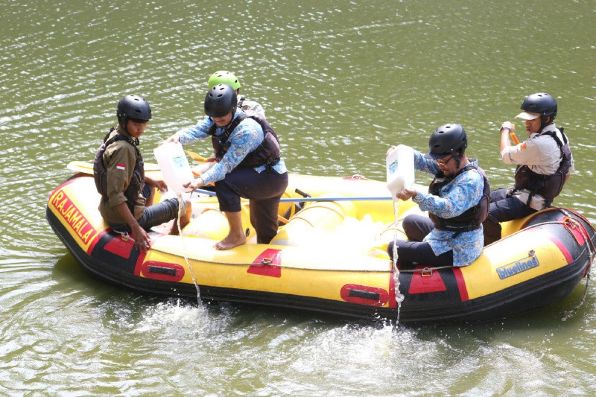 UNS jernihkan air danau pada Hari Lingkungan Hidup Sedunia